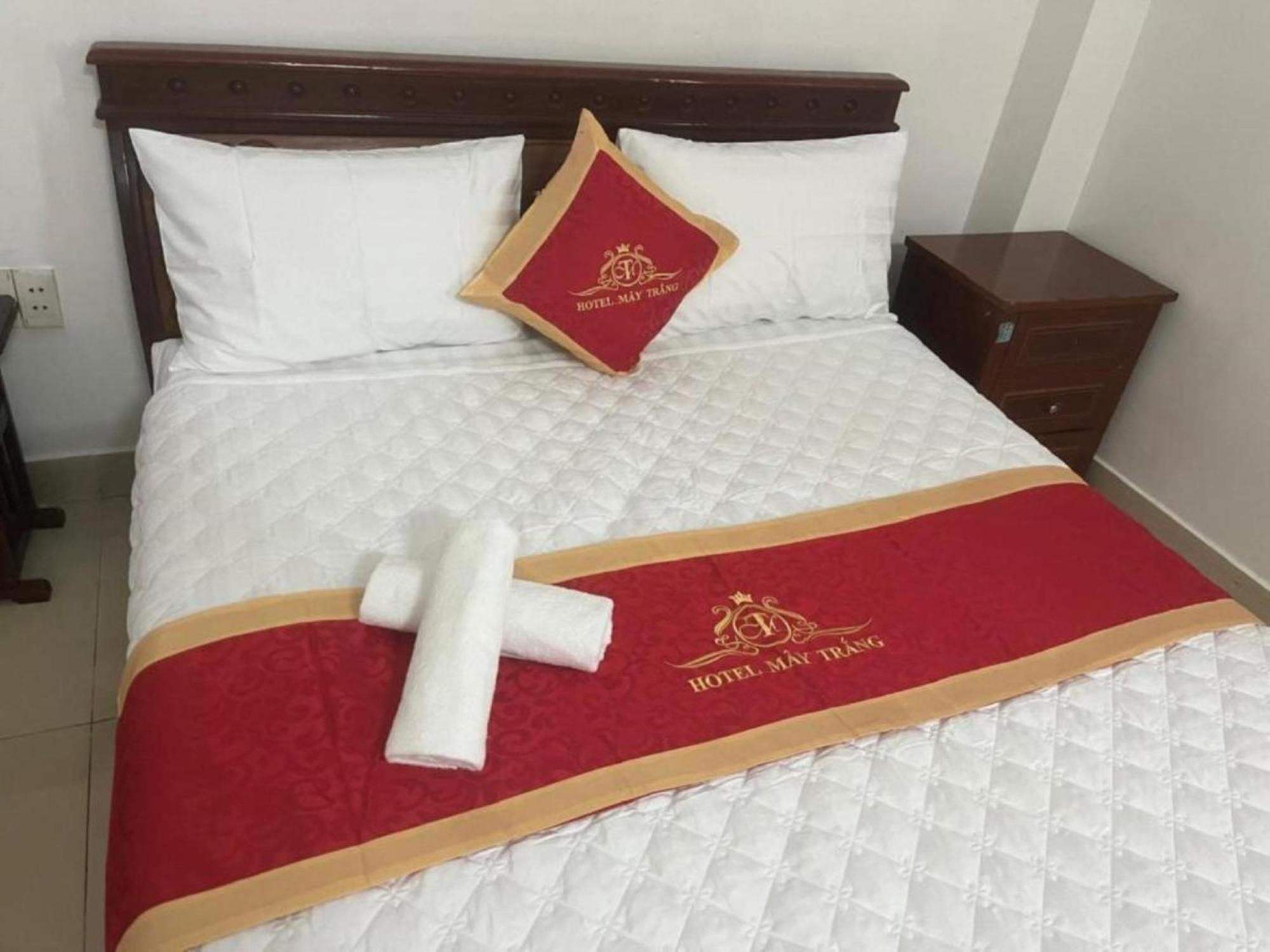 Trang Khách sạn *